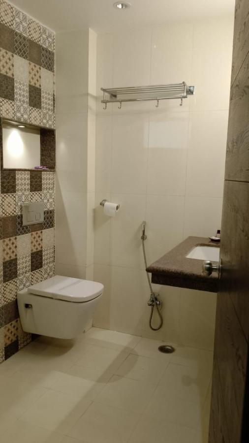 Hotel Solitaire Chinhat Eksteriør billede