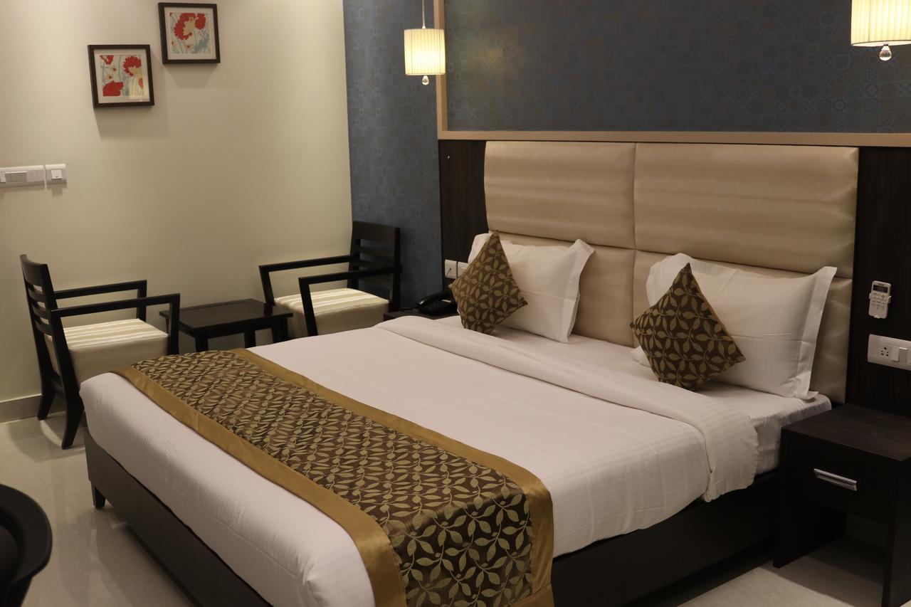 Hotel Solitaire Chinhat Eksteriør billede