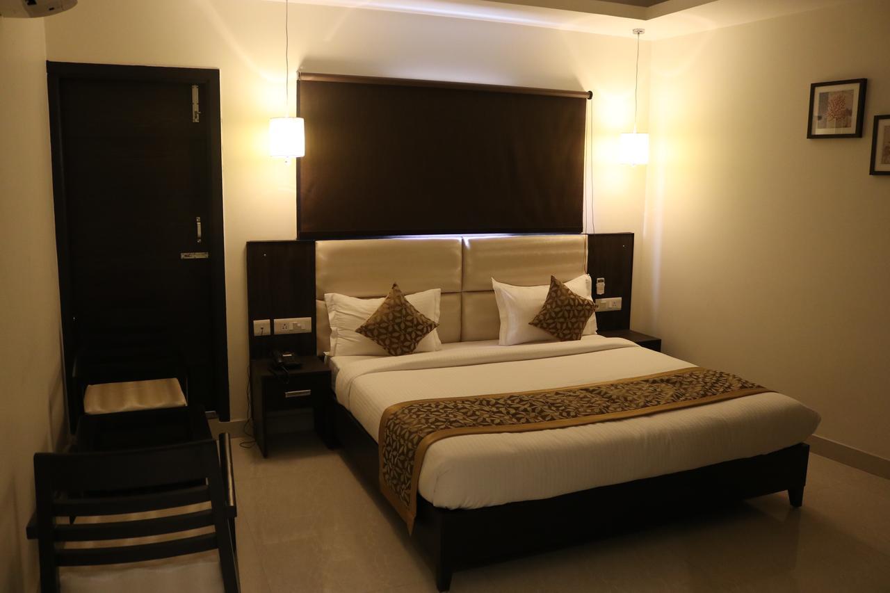Hotel Solitaire Chinhat Eksteriør billede