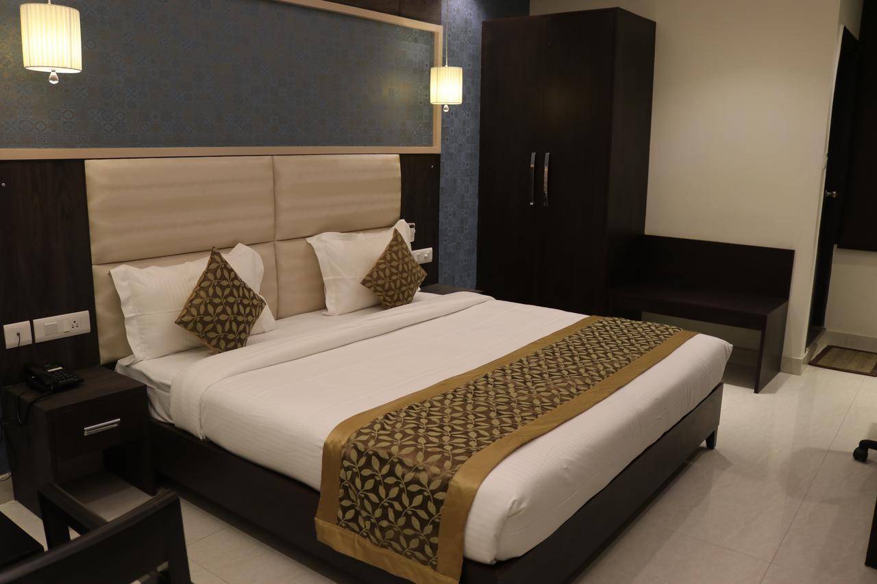 Hotel Solitaire Chinhat Eksteriør billede