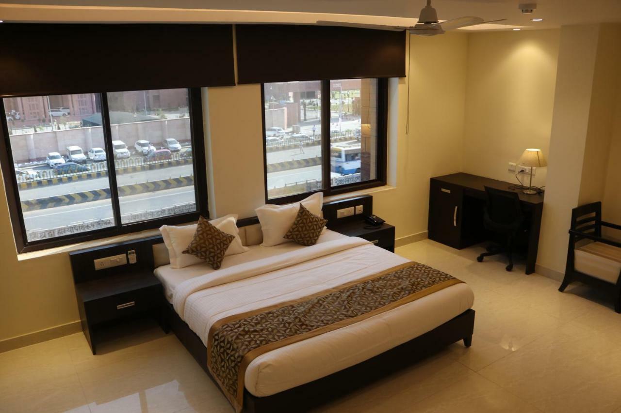 Hotel Solitaire Chinhat Eksteriør billede
